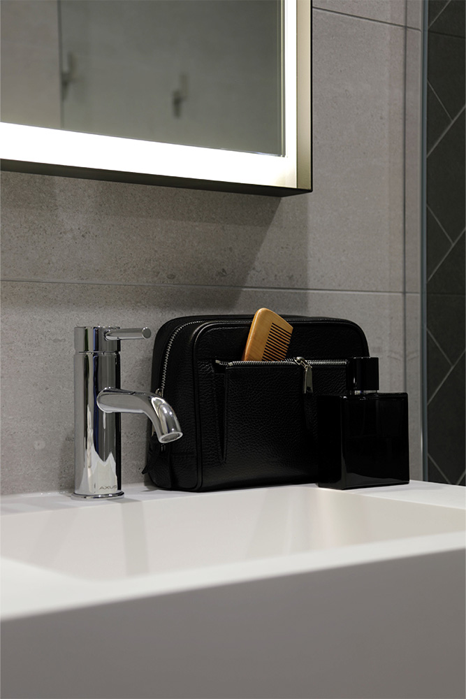 sink, sink faucet, bag, blackboard, accessories, handbag